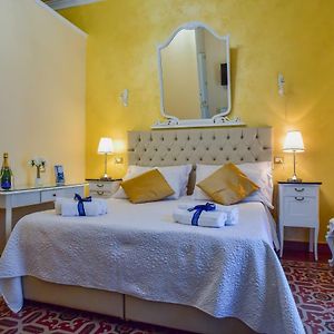 Camera economica con letto king size